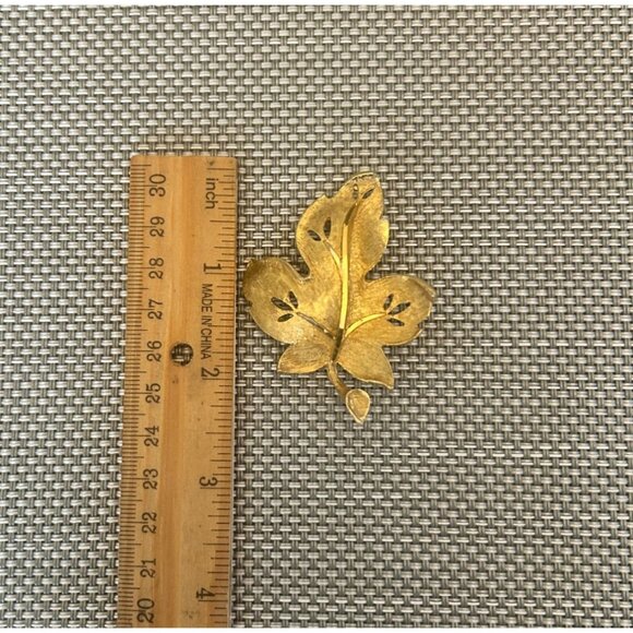 Vintage Signed BSK Gold Tone Maple Leaf Brooch Pin 1960s - Picture 4 of 5